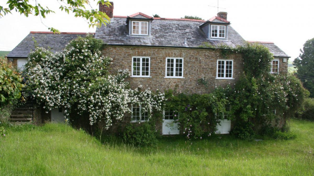 doi soti care au inceput sa si renoveze casa veche de sute de ani au descoperit o comoara sub podeaua din bucatarie