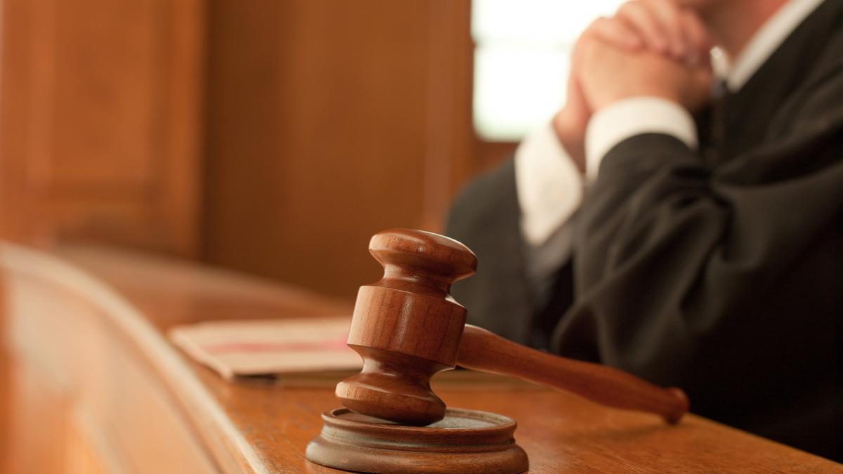 judecator in fundal cu ciocanel in prim plan