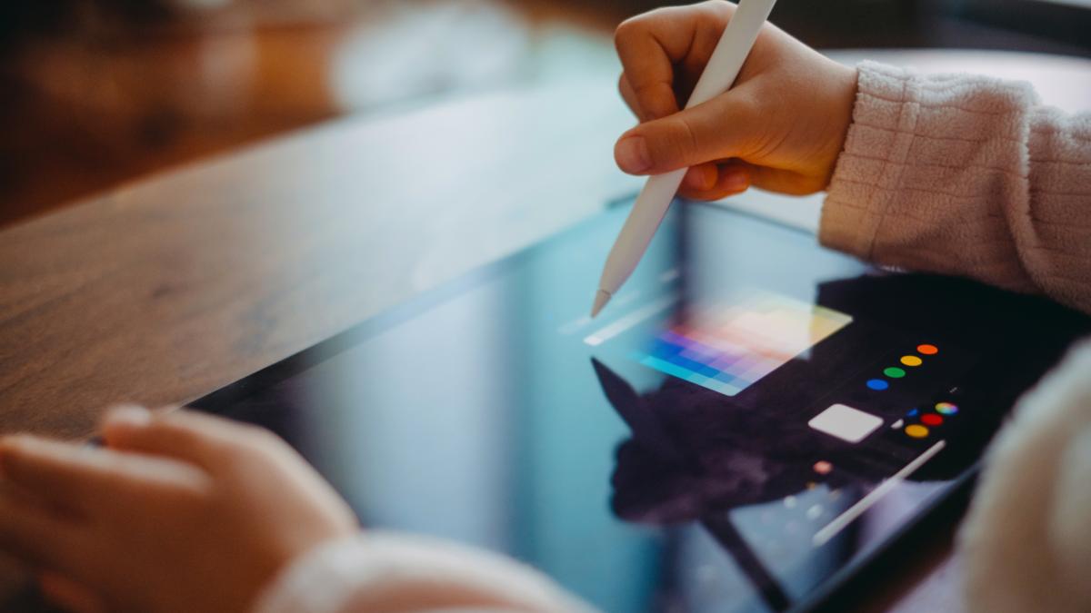 mai multi oameni din mures nu au restituit tabletele primite in programul scoala de acasa si s au trezit cu mascatii la usa