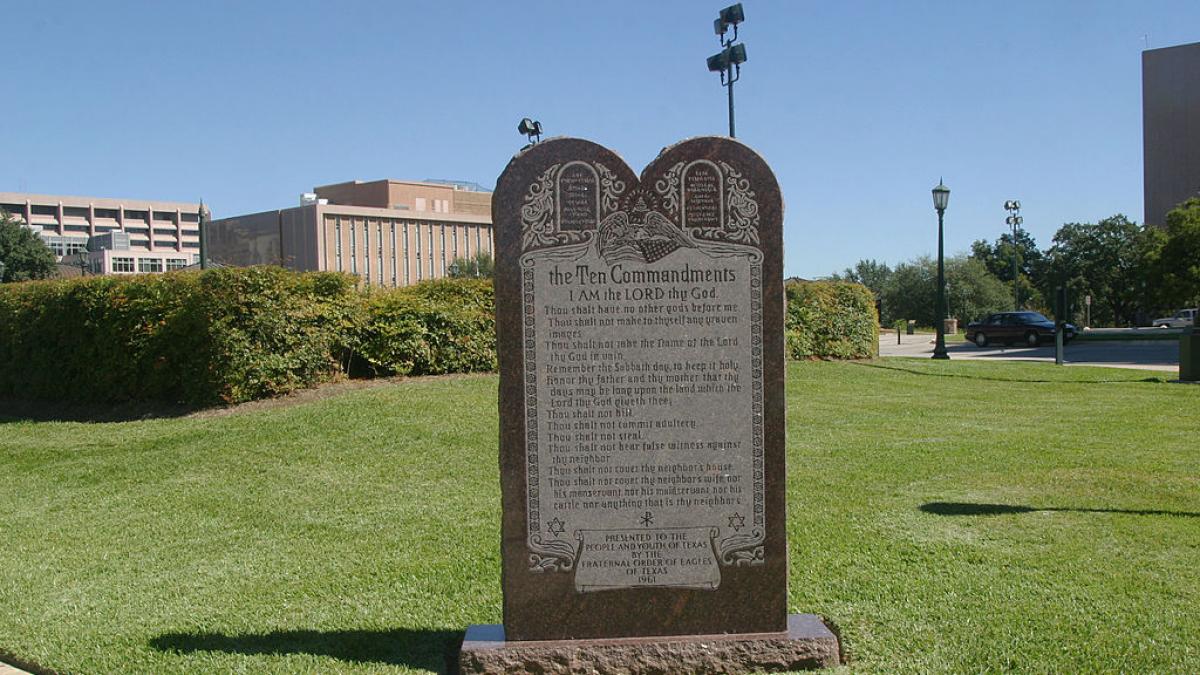 un judecator federal a blocat o lege din texas care impunea afisarea celor zece porunci in scoli