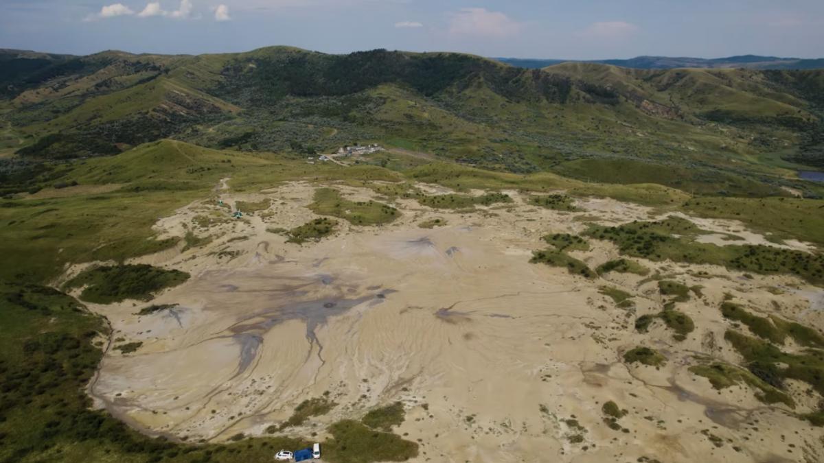 vulcanii noroiosi au fost scanati cu drone pentru informatii despre teren si emisiile de gaze iar imaginile au fost facute publice