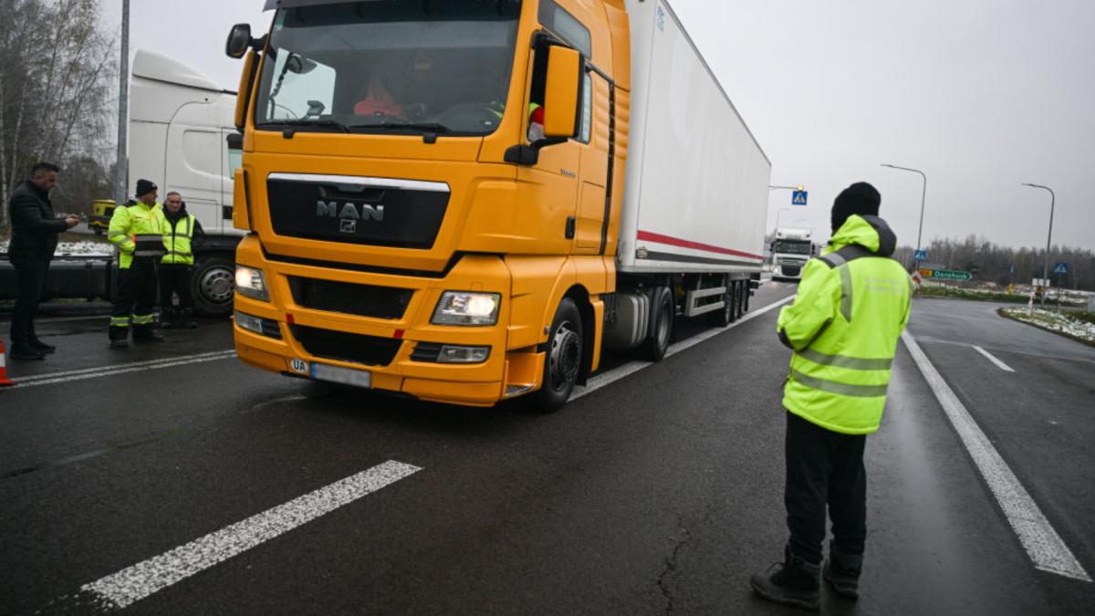amenzile cresc cu 50 pentru unii soferi de tir guvernul a aprobat majorarea ce sanctiuni risca acum si pentru ce nereguli