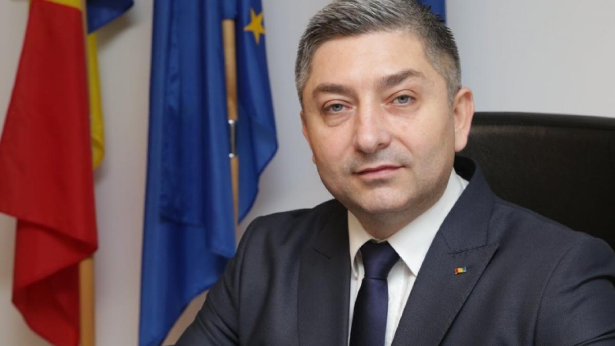 seful unui consiliu judetean anunta ca va iesi in strada sa protesteze fata de el insusi imi cer mie demisia dar nu mi o acord