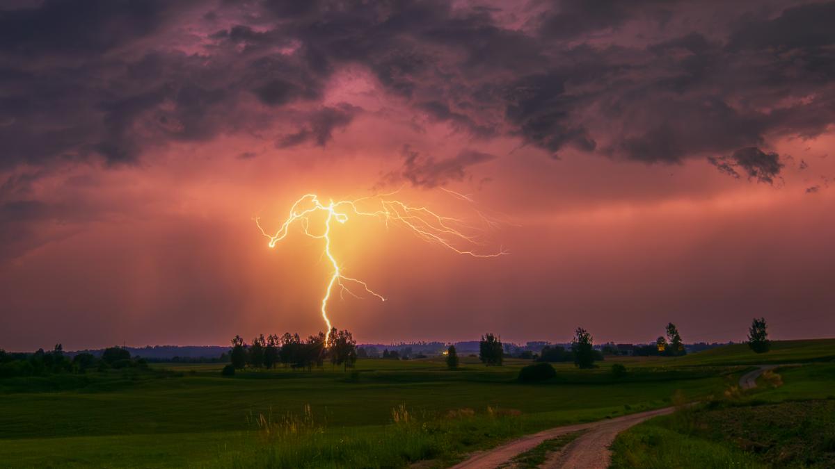 un ciclon mediteranean loveste europa cu furtuni si vijelii sunt alerte cod rosu in mai multe tari si romania va fi afectata