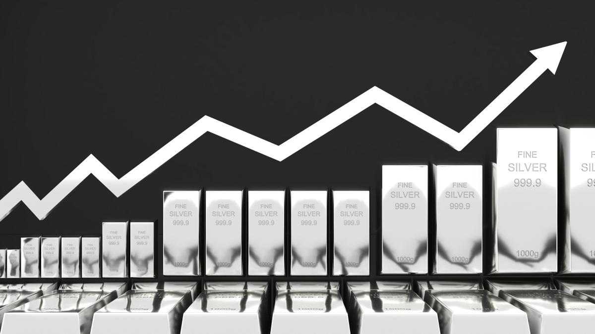argintul castiga teren in fata aurului crestere spectaculoasa in 2025 ce urmeaza pentru investitori
