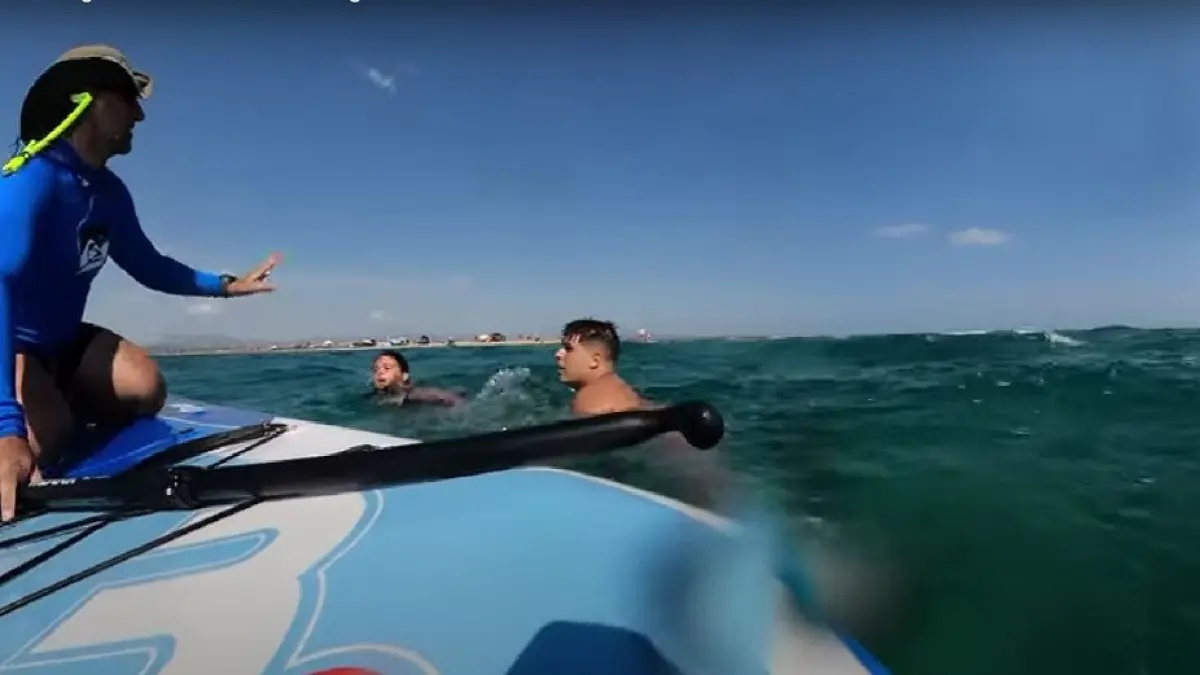 doi copii romani si tatal lor au fost salvati la limita de la inec de un surfer in grecia momentele au fost filmate