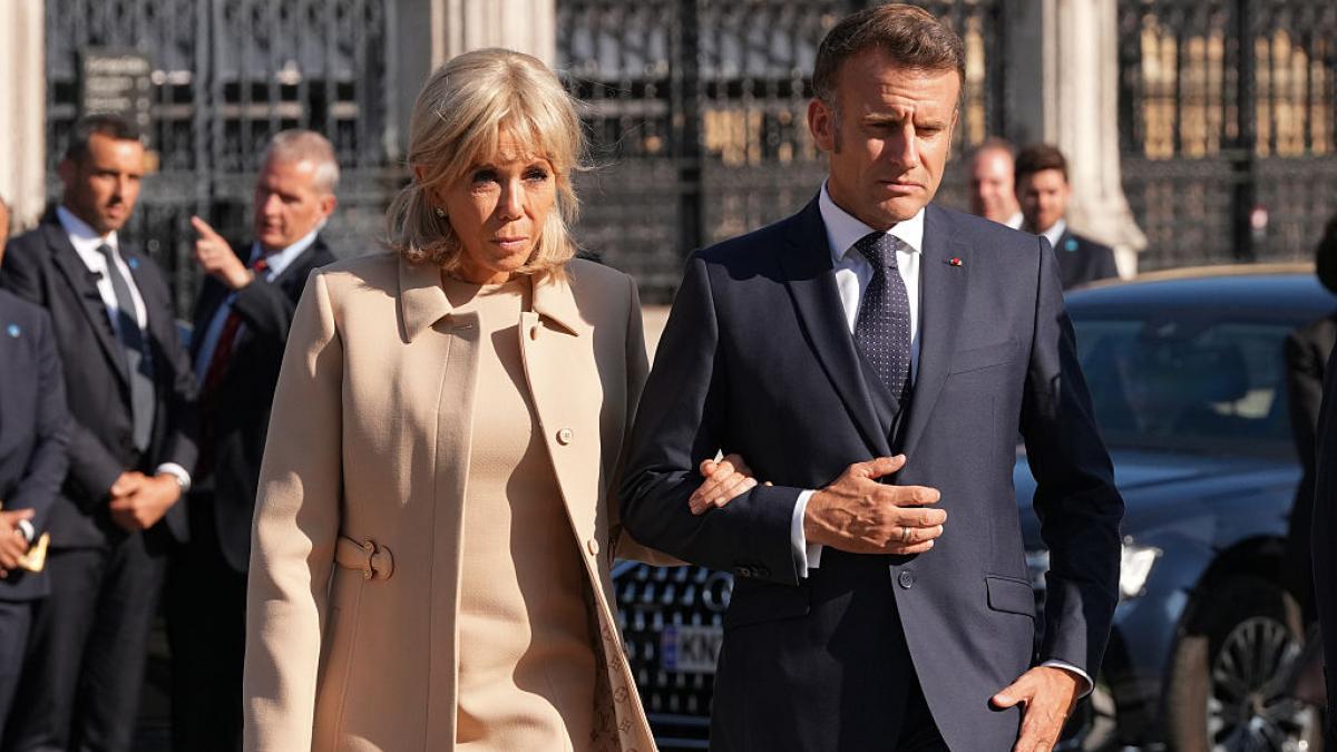 emmanuel macron iese public in apararea sotiei sale este o nebunie