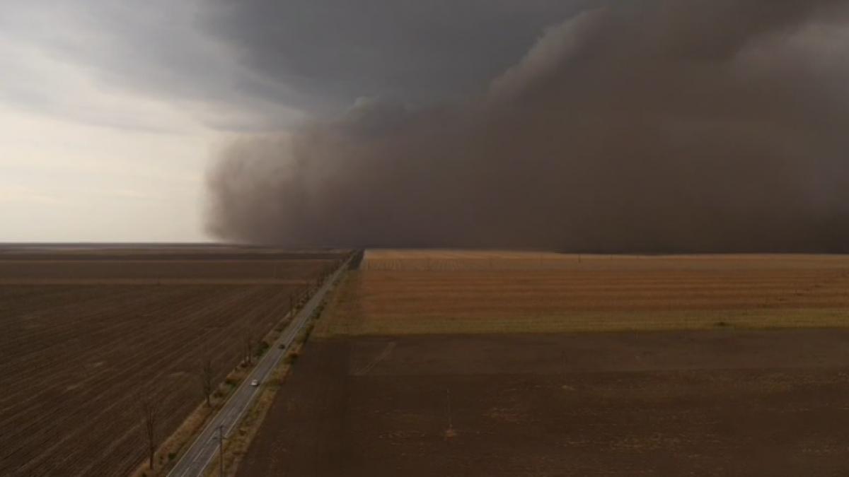furtuna de nisip in judetele teleorman si dolj imagini spectaculoase cu norul urias care s a asternut deasupra mai multor localitati