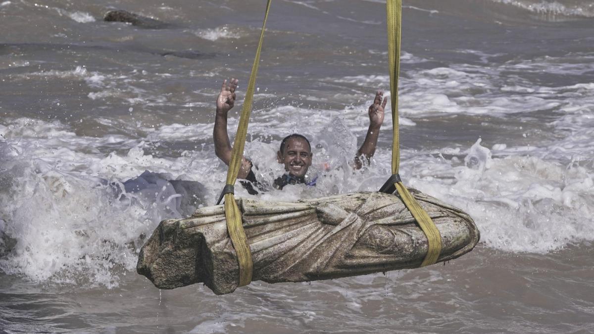 imagini senzationale cu arheologi si scafandri care scot de pe fundul marii ramasitele unui oras scufundat vechi de peste 2 000 de ani