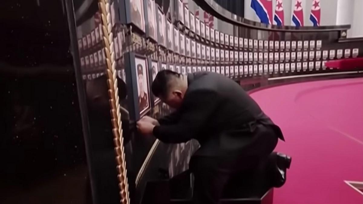 kim jong un i a decorat pe soldatii care au luptat alaturi de rusia impotriva ucrainei a ingenunchiat in fata celor care au murit