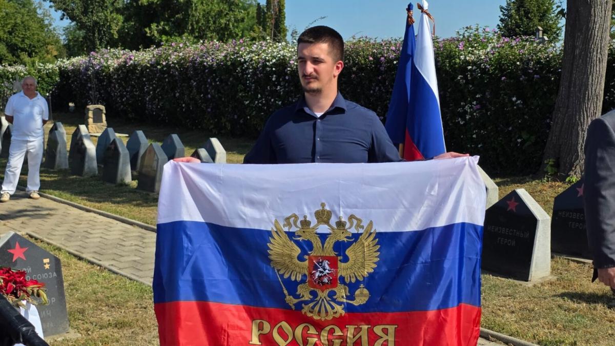 manifestatie provocatoare la iasi steagul rusiei a fost fluturat de cativa rusofili care au scandat mesaje anti ucraina