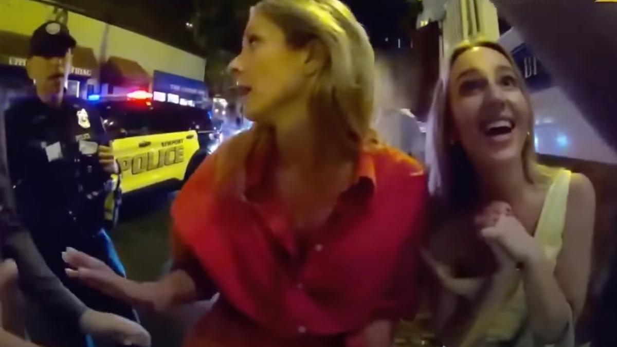 o sa regretati asta sunt ag o procuroare din sua a ajuns virala dupa ce a fost arestata cu o prietena din fata unui restaurant