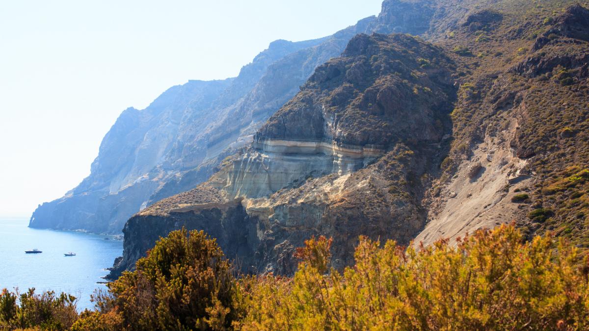 patru romani au fost arestati in italia pentru trafic de migranti percepeau o taxa de 15 000 de euro de persoana