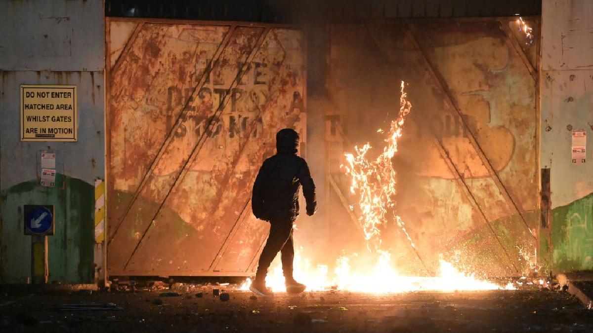 patrule ale urii pe strazile din belfast imigrantii vanati si intimidati noaptea de justitiari toata lumea e speriata