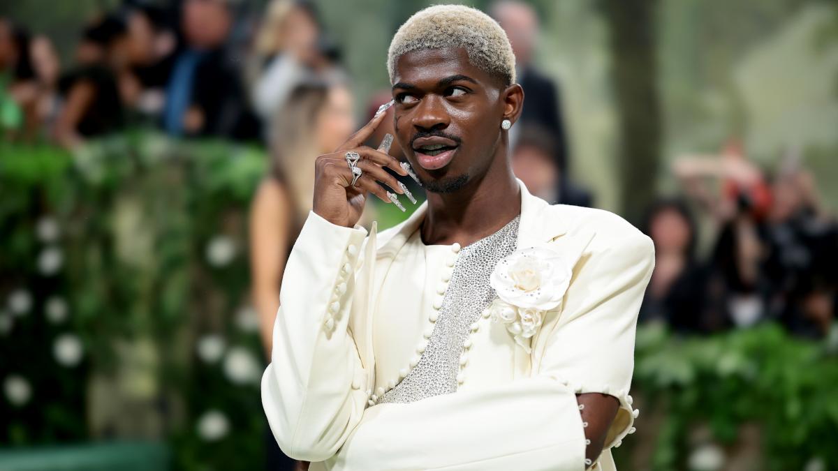 rapperul lil nas x filmat cand se plimba fara haine pe strazile din la artistul a fost arestat si dus la spital