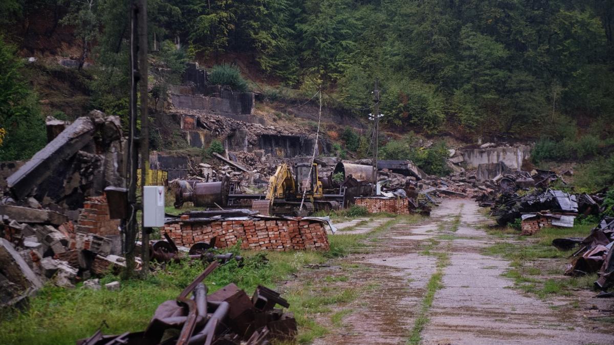 salrom il acuza pe radu miruta ca isi atribuie merite pentru licenta de exploatare a grafitului de la baia de fier mina e o ruina