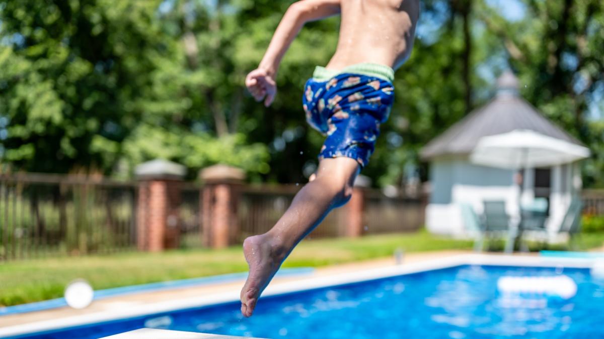 un barbat a murit dupa ce un copil a sarit de pe trambulina si a cazut peste el intr o piscina din elvetia