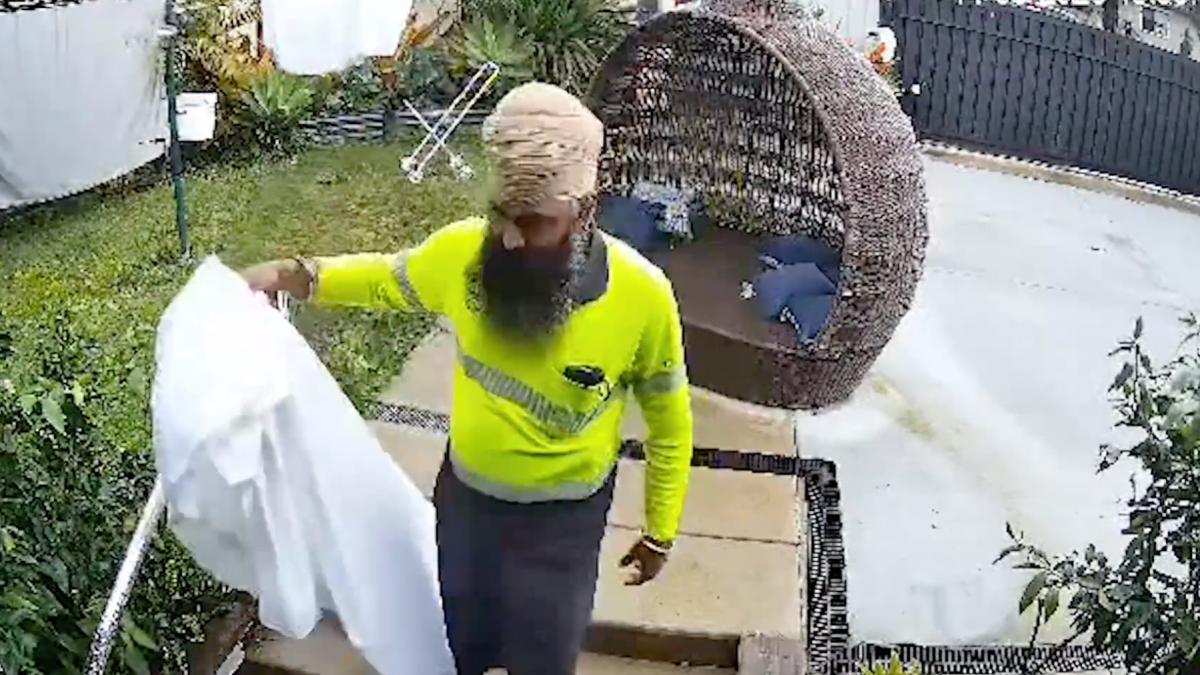 un curier a ajuns eroul rufelor dupa ce a facut un gest de omenie in timpul unei livrari cum l a surprins camera de supraveghere