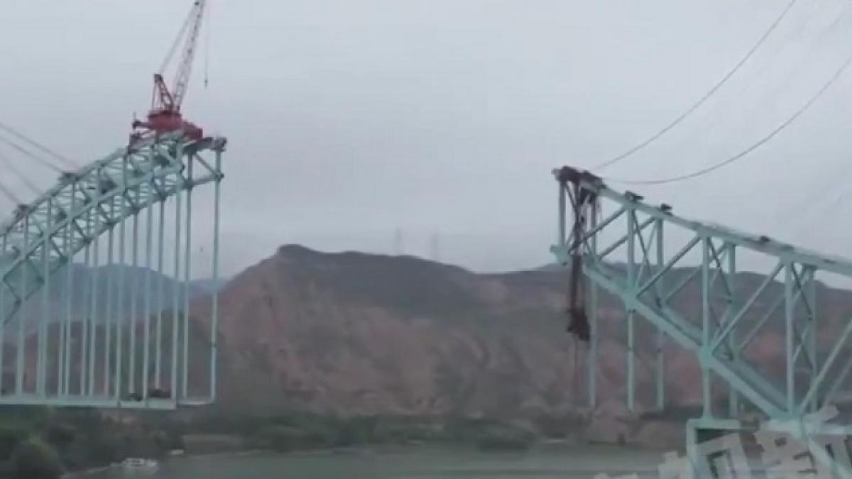 cel putin 12 muncitori au murit si alti 4 sunt disparuti dupa ce un pod aflat in constructie in china s a prabusit in raul galben