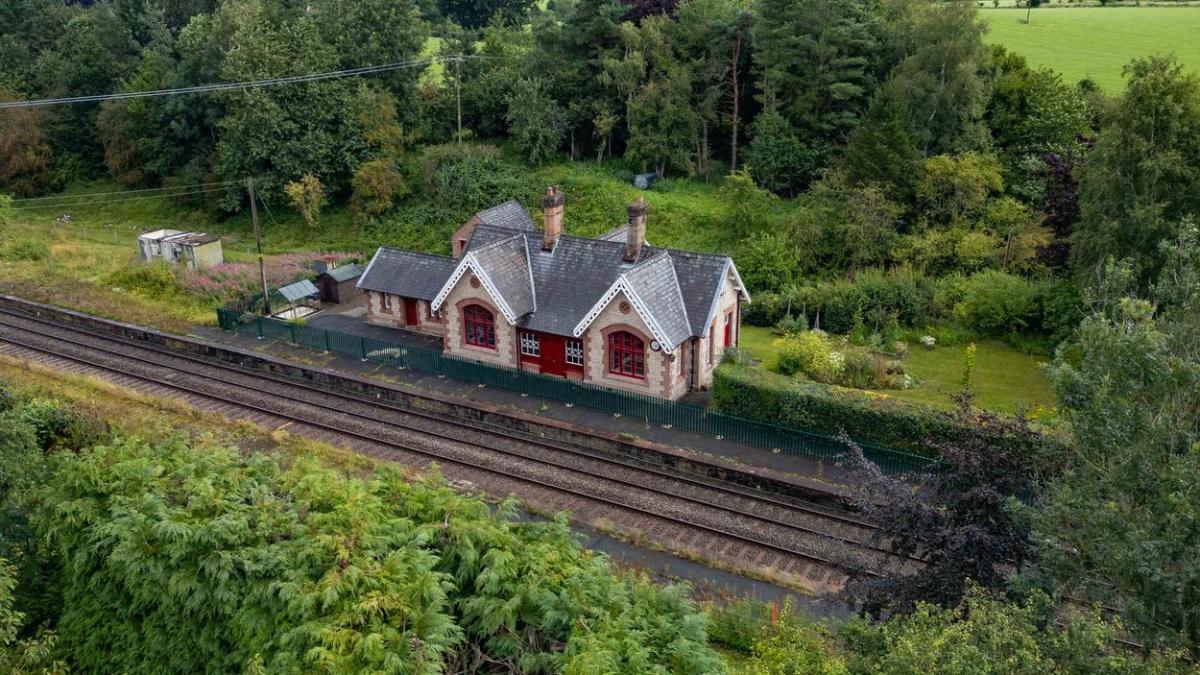 o gara abandonata veche de 150 de ani a fost renovata si transformata intr o casa spectaculoasa se vinde cu o suma surprinzatoare