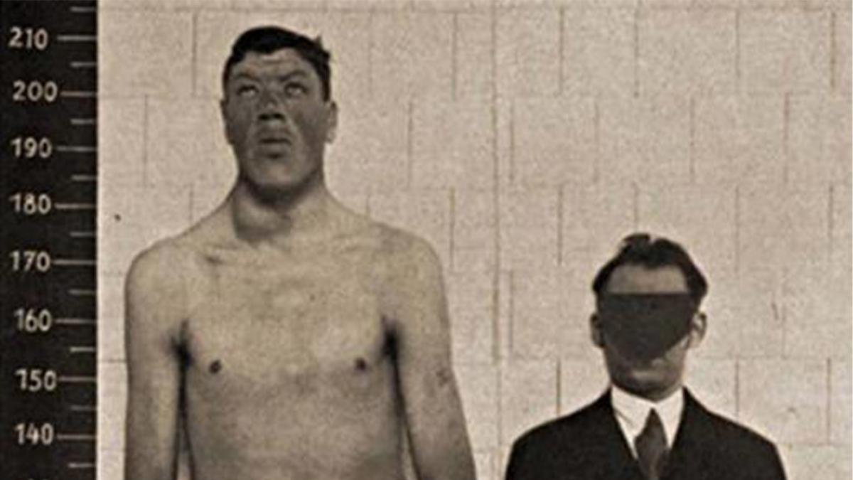 povestea inexplicabila a lui adam rainer singurul om din istorie nascut pitic care a devenit gigant a crescut in inaltime toata viata