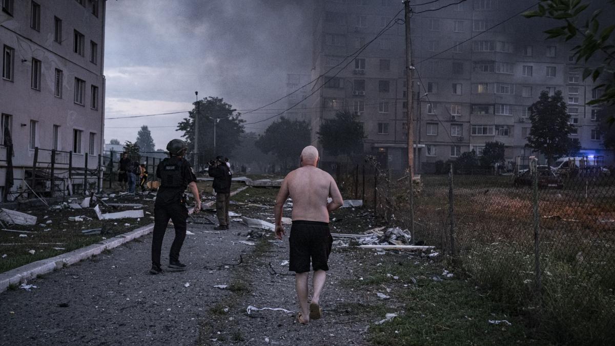 rusia a lansat sute de atacuri asupra ucrainei mai multi oameni au fost raniti iar zeci de cladiri au fost distruse