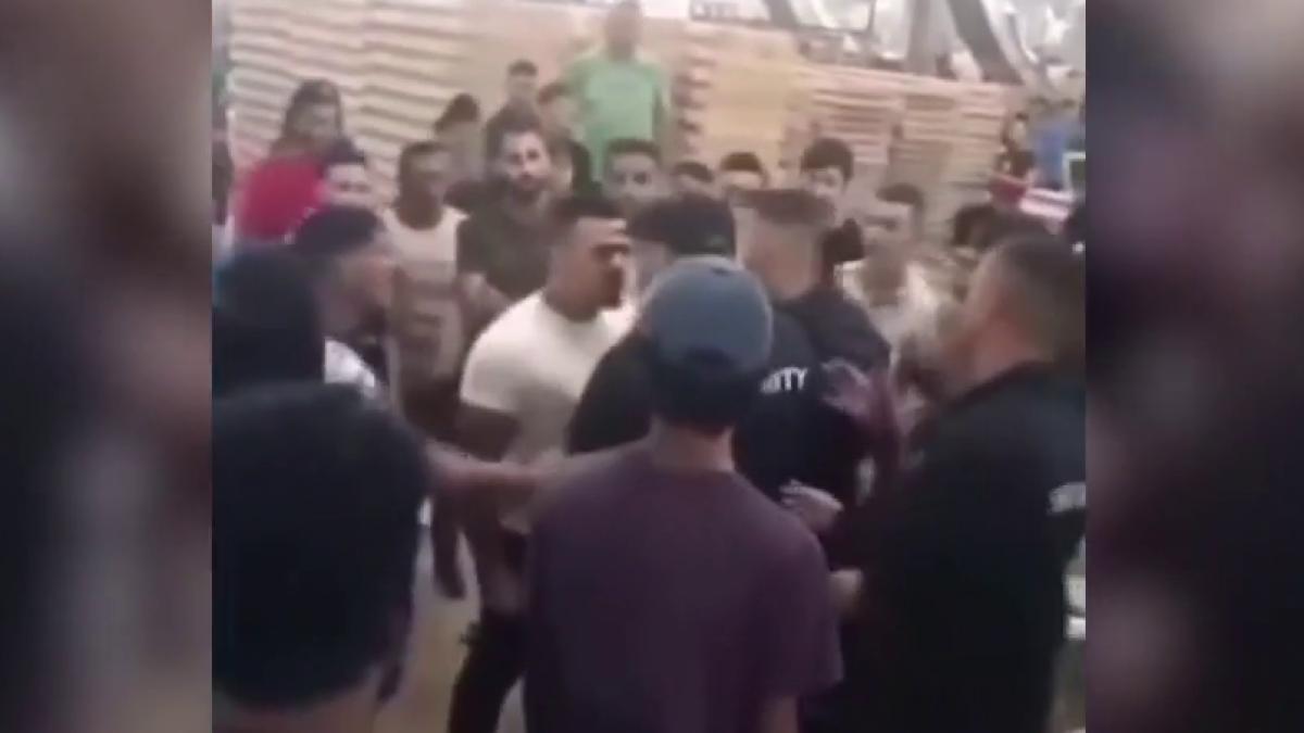 scandal urias intr o fabrica de mobila mai multi angajati nepalezi si romani s au luat la bataie din cauza unei cutii cu aracet