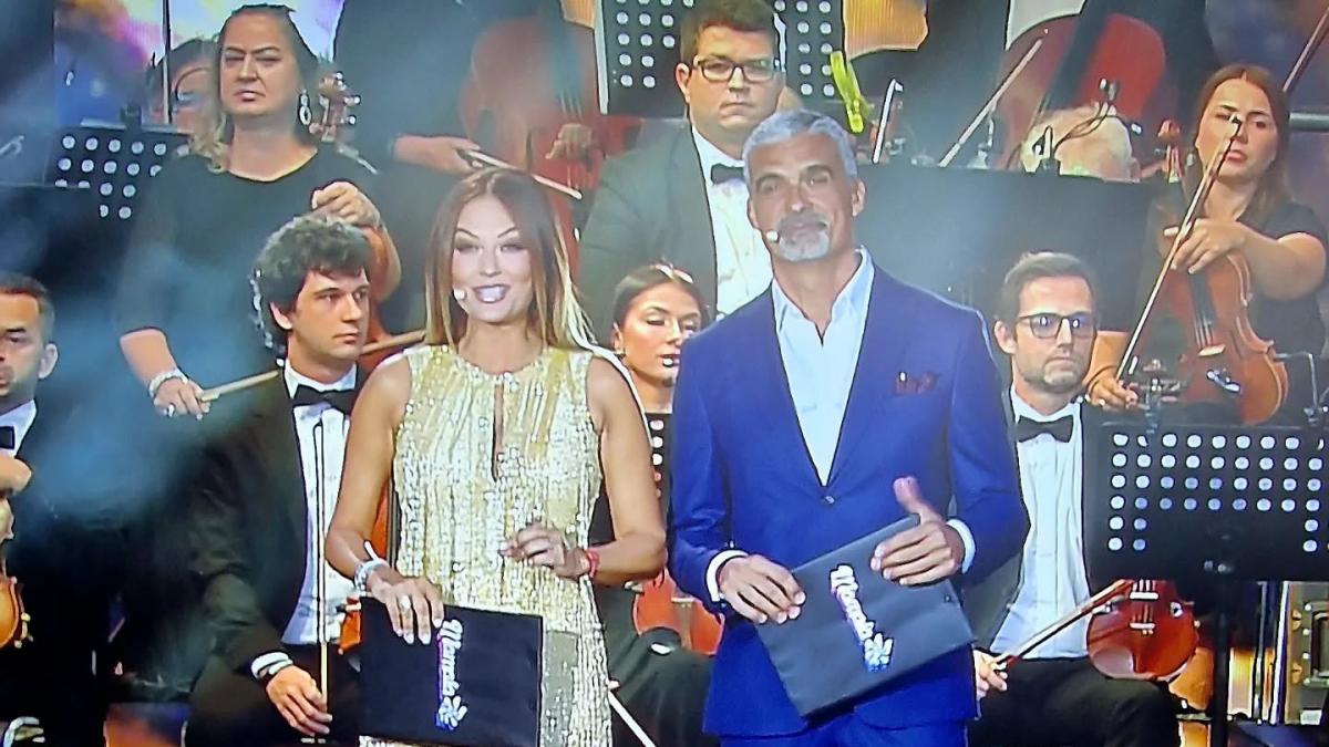 poza in care apar Anca Ţurcaşiu şi Aurelian Temişan, pe scena Festivalului de la Mamaia, pe 23 august 2025