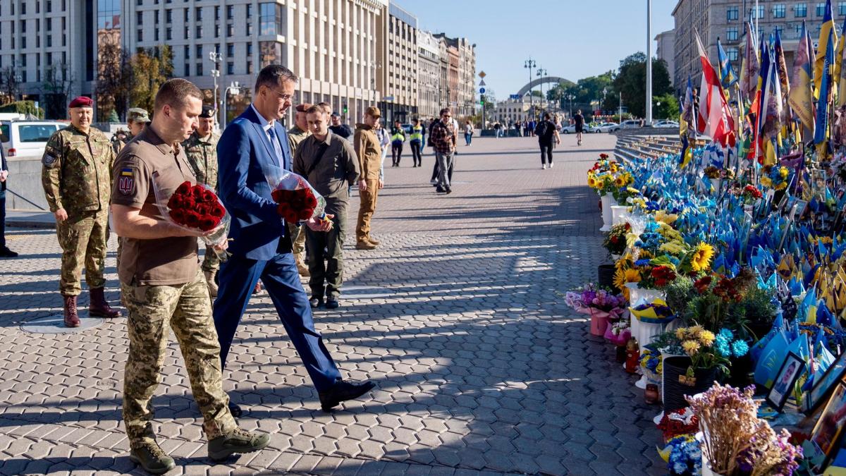 ionut mosteanu si mihai jurca la ceremoniile din kiev fiecare zi de rezistenta ucraineana inseamna mai multa siguranta pentru romania