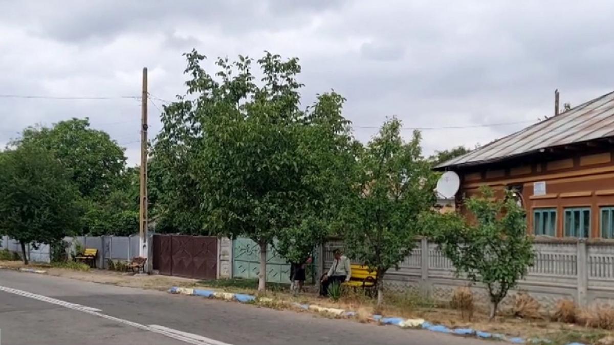 primarul unei comune din dolj a cumparat banci de 120 000 de lei starnind furia localnicilor nu avem apa potabila in fantani