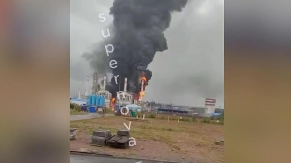 ucraina a lansat un atac masiv asupra rusiei un incendiu urias a izbucnit la o centrala nucleara iar o rafinarie a fost distrusa