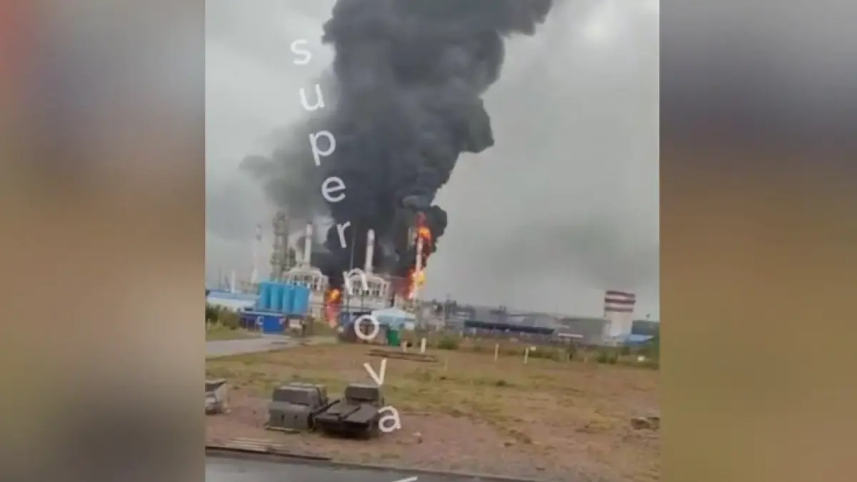 ucraina a lansat un atac masiv asupra rusiei un incendiu urias a izbucnit la o centrala nucleara iar o rafinarie a fost distrusa