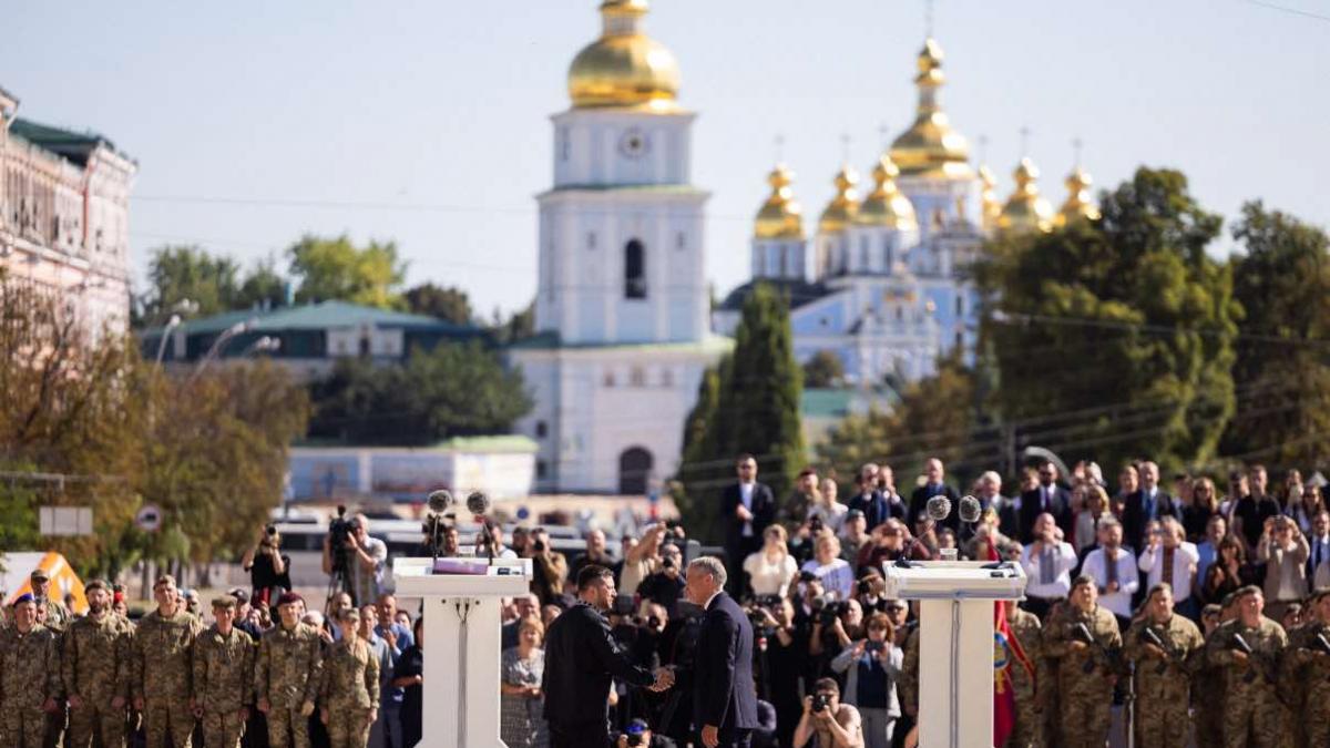 val de solidaritate cu ucraina de ziua independentei emisarul lui trump e la kiev ce mesaj a transmis presedintele romaniei