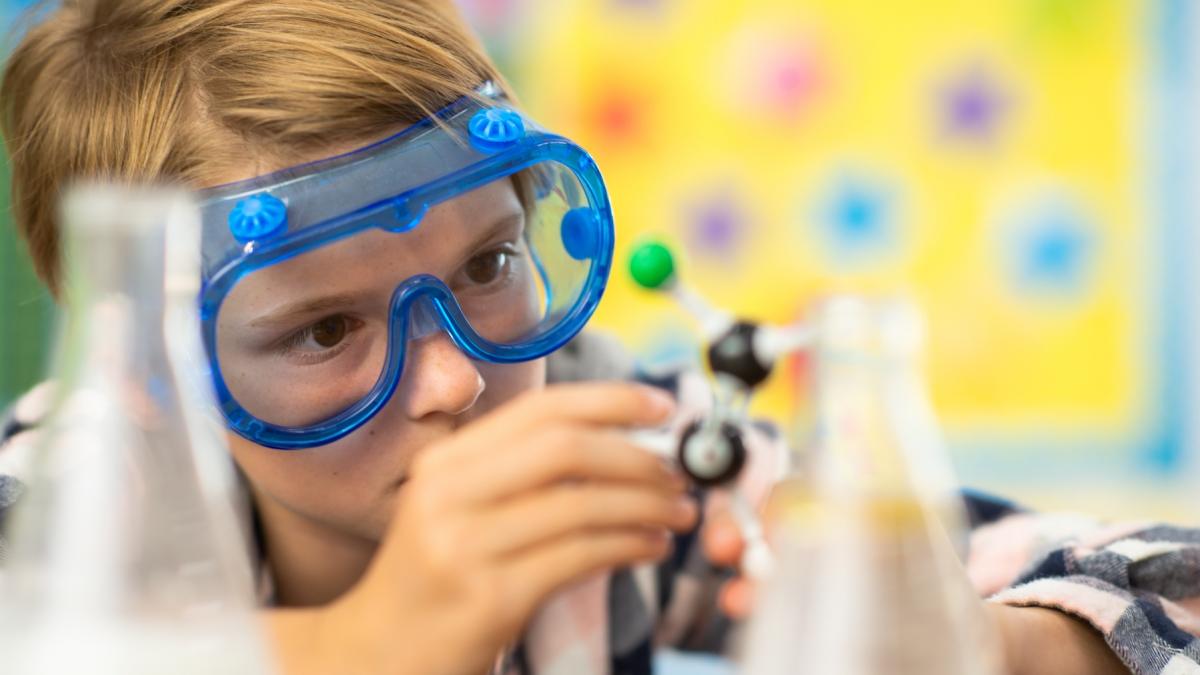 fbi a descins la un elev de 12 ani un experiment facut in dormitor a declansat o alerta federala si l a dus in cartea recordurilor