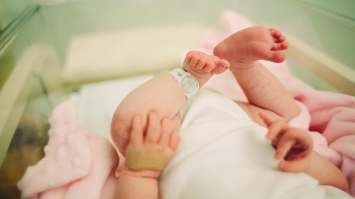 i a fost luat bebelusul la doar o ora dupa ce l a nascut pentru ca a picat testul de competenta parentala