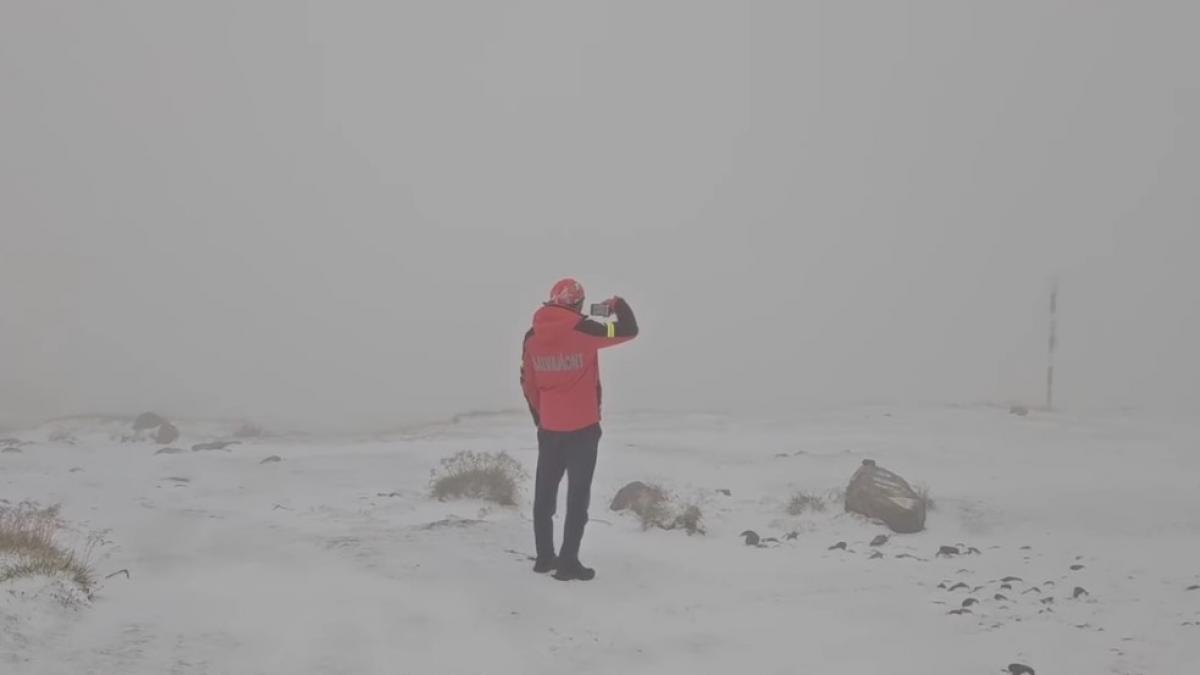 imagini spectaculoase zapada de cativa centimetri in muntii bucegi la final de august