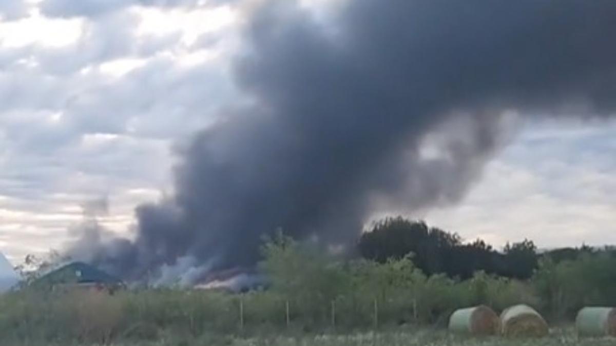 incendiu puternic langa bucuresti arde o hala cu materiale plastice