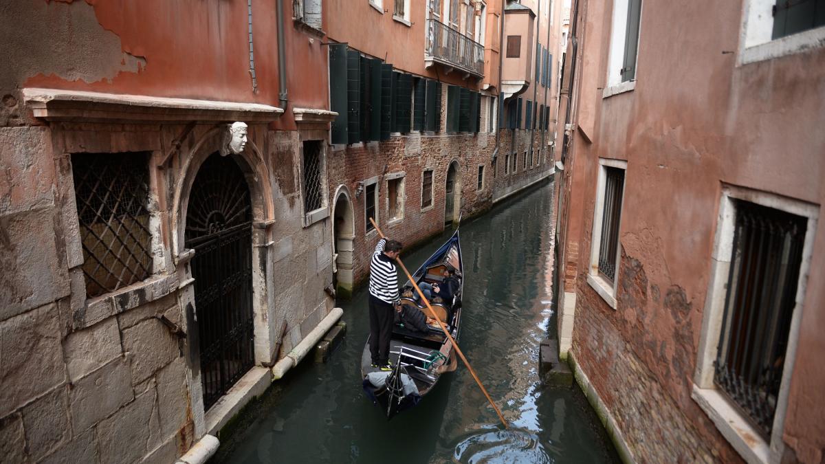 panica la venetia dupa ce o gondola s a rasturnat cu tot cu turistii din ea intr un canal