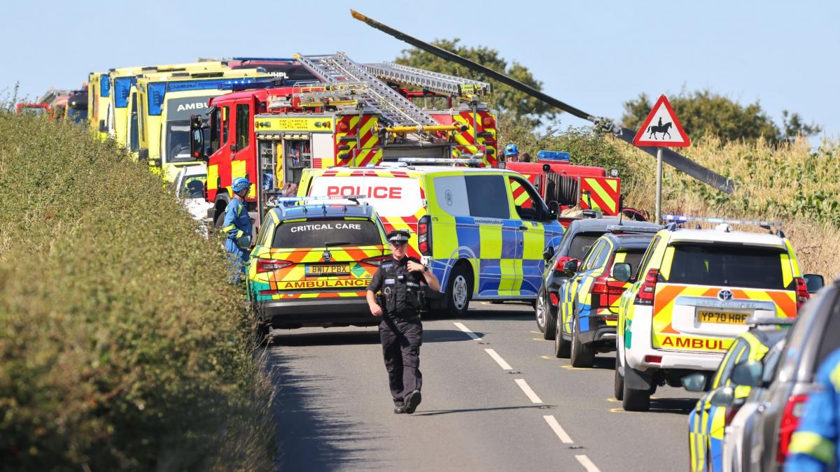 trei oameni au murit si unul a fost grav ranit dupa ce un elicopter s a prabusit in timpul unei lectii de zbor