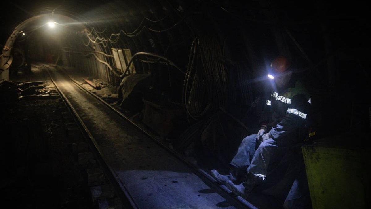 150 de mineri sunt blocati in subteran dupa ce rusii au bombardat o mina din donetk un muncitor a murit