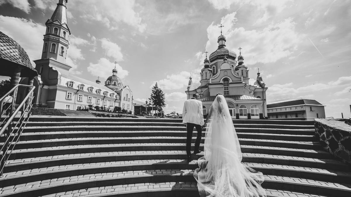 doi miri sunt anchetati pentru ca au aprins fumigene colorate in curtea unei biserici istorice si i au colorat fatada