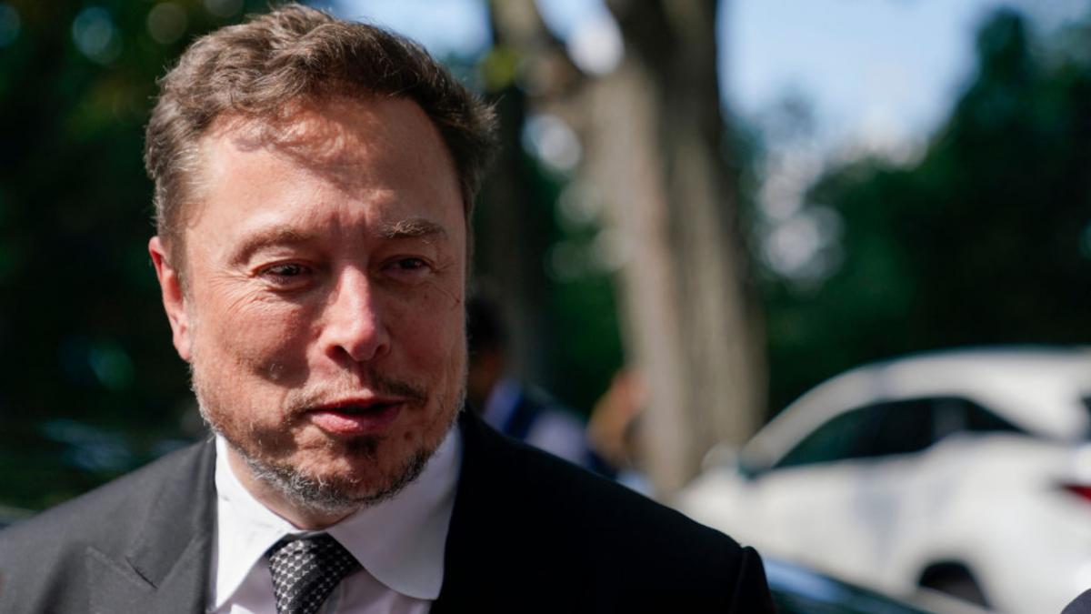 elon musk lanseaza un noua companie in domeniul inteligentei artificiale macrohard parodiaza numele microsoft cu care va concura