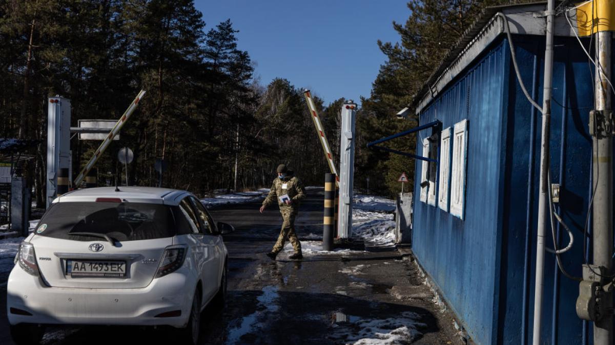 kievul relaxeaza legea martiala barbatii cu varsta intre 18 si 22 de ani pot parasi tara