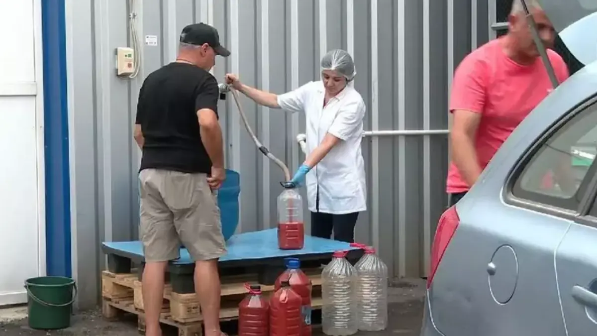 la buzau oamenii stau la coada sa si umple bidoanele cu suc de rosii direct de la conducta fabricii