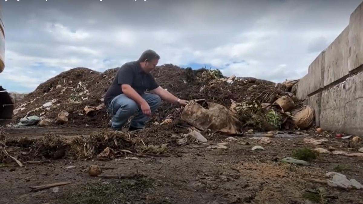 o femeie si a aruncat din greseala la ghena inelele cu diamante sotul ei s a dus la groapa de gunoi si a inceput sa caute