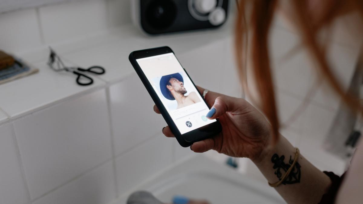 o noua aplicatie de intalniri le spune femeilor daca potentialii parteneri au probleme de comportament sau cazier cum functioneaza