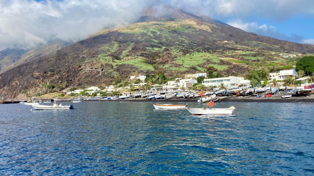 pe o insula din italia localnicilor le este frica mai mult de capre salbatice decat de eruptiile vulcanice si turistii sunt afectati