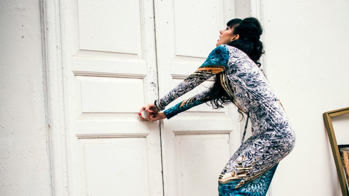 ramasa blocata intr o camera o femeie a reusit sa se salveze printr un mesaj scris cu propriul sange s a folosit de sase cifre