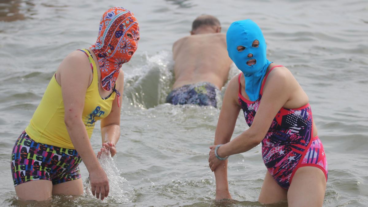 tot mai multi oameni vin si pe plaja cu facekini cagula care protejeaza de efectele negative ale soarelui