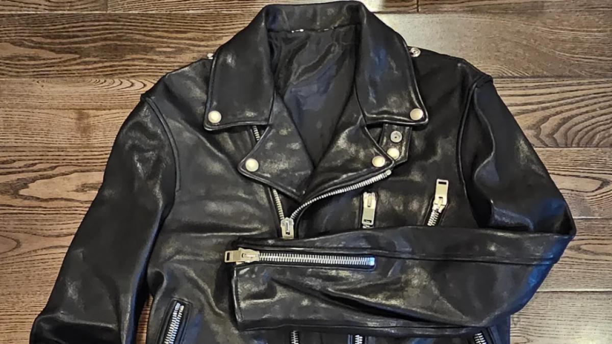 un barbat care a cumparat o geaca din piele dintr un second hand a aflat acasa ca de fapt a pus mana pe o comoara